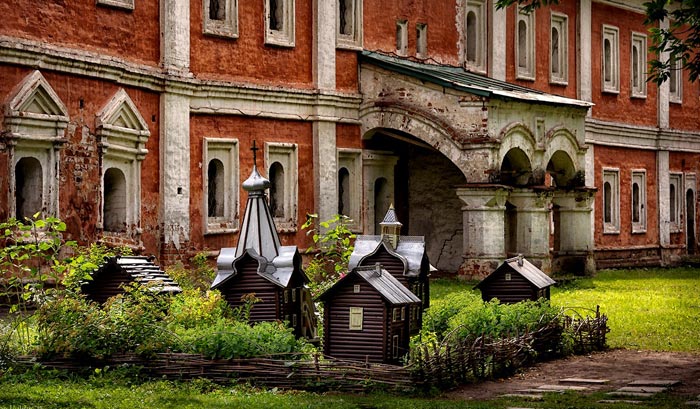 Декоративные ульи около Храма Ярославских Чудотворцев