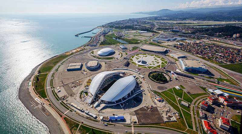 Со стороны моря Парк обрамляет Олимпийский проспект