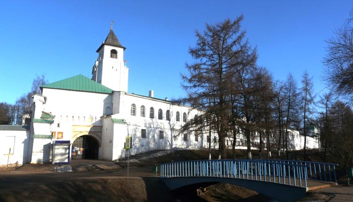 Святые врата - старинный вход на монастырскую территорию