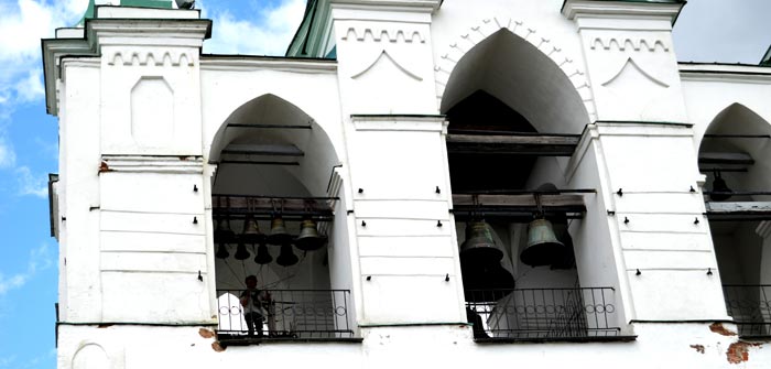 Монастырский музыкант исполняет колокольную музыку