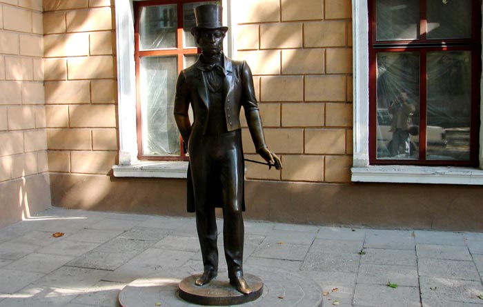 Пушкин тоже увековечен в Одессе около его же Музея