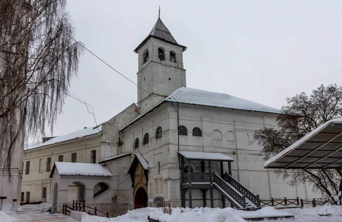 Вид на архитектурные сооружения Святых ворот с внутренней стороны
