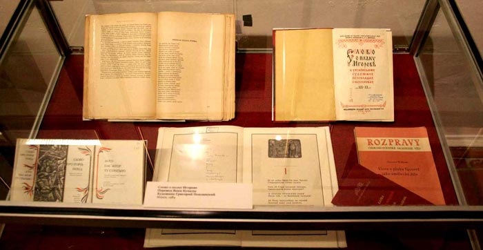 Экспонаты выставки "Слово о полку Игореве" в музее-заповеднике