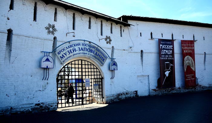 Вход в Спасо-Преображенский монастырь с Богоявленской площади