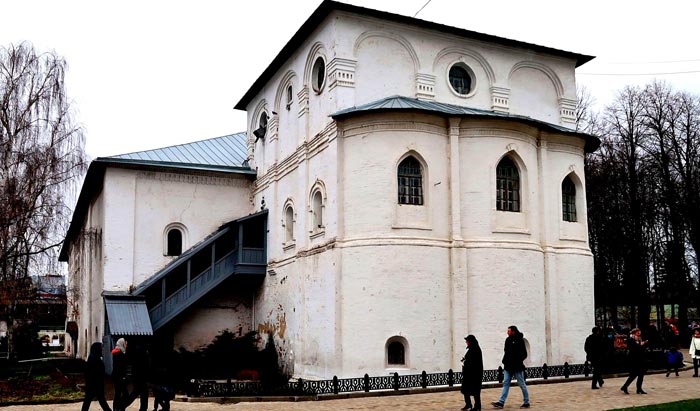 Крестовый (Воскресенский) храм и Трапезная на территории монастыря