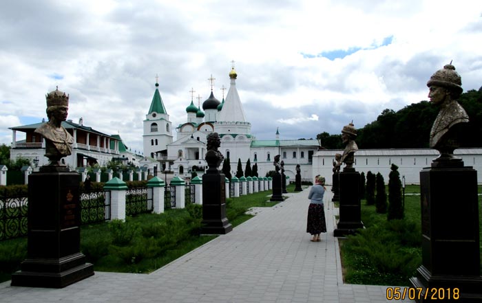Аллея династии Романовых на территории Печерского монастыря