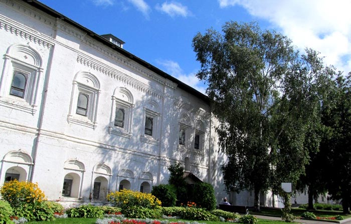 Келейные корпуса на монастырской территории