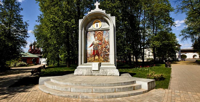 Памятник - Стела "Клятва Пожарского" на монастырской территории