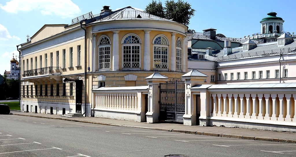 Нынешняя Манежная улица проходит по бывшему руслу реки Неглинной