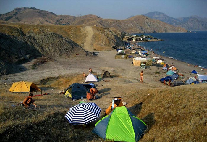 В палаточном городке Лисьей бухты - атмосфера полной беззаботности
