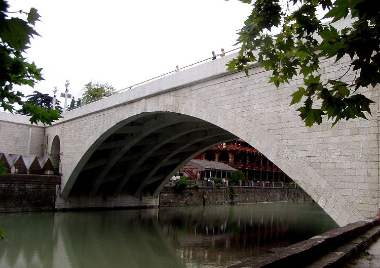 Ривьерский мост соединяет два берега реки Сочи