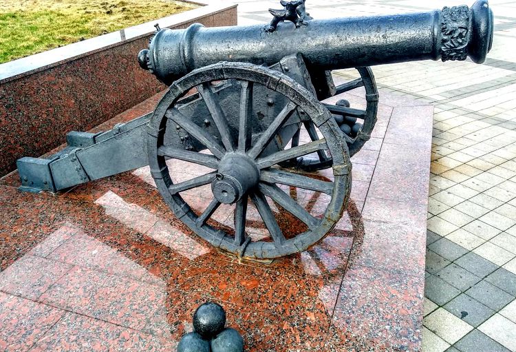 О славном становлении города как береговой крепости напоминают пушки