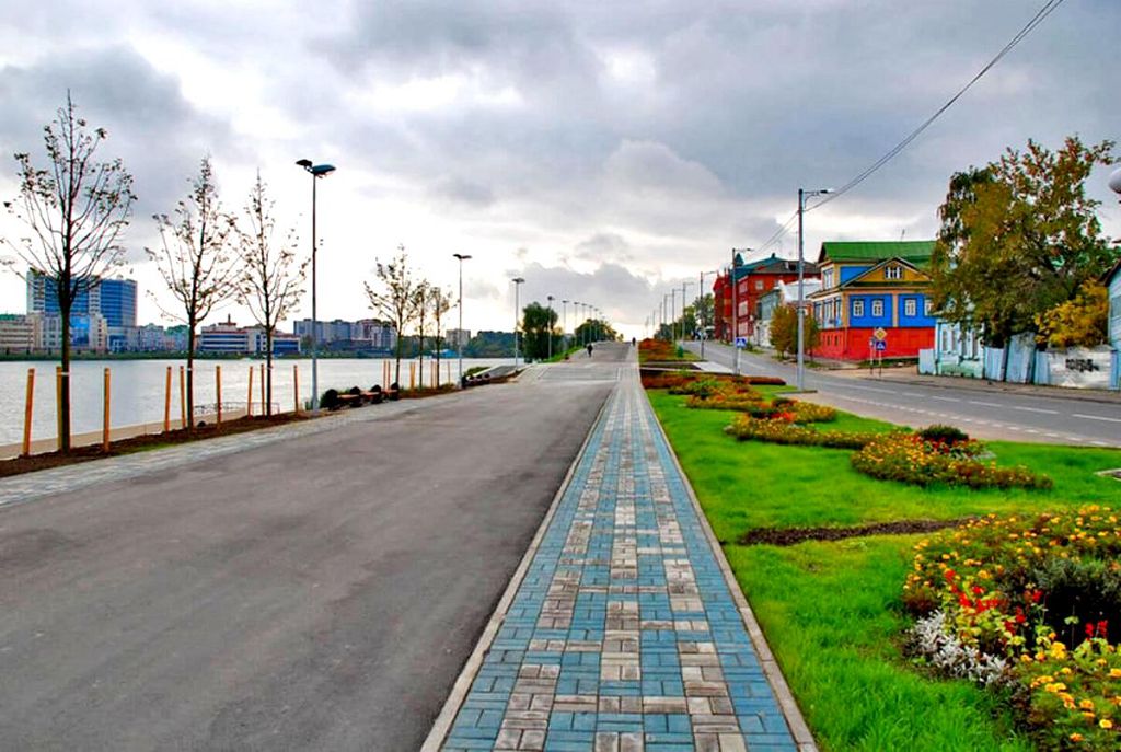 Улица Марджани тянется по набережной левой стороны озера Кабан