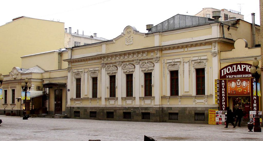 Дом № 42 - новодел, повторяющий облик исторического здания 19 столетия