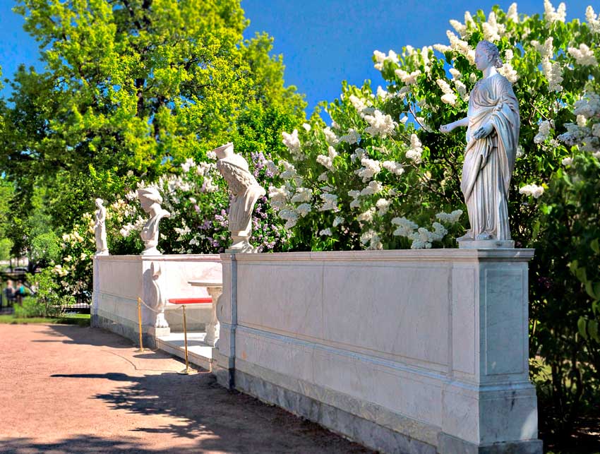 Большая скамья в Южном садике Царицынского павильона