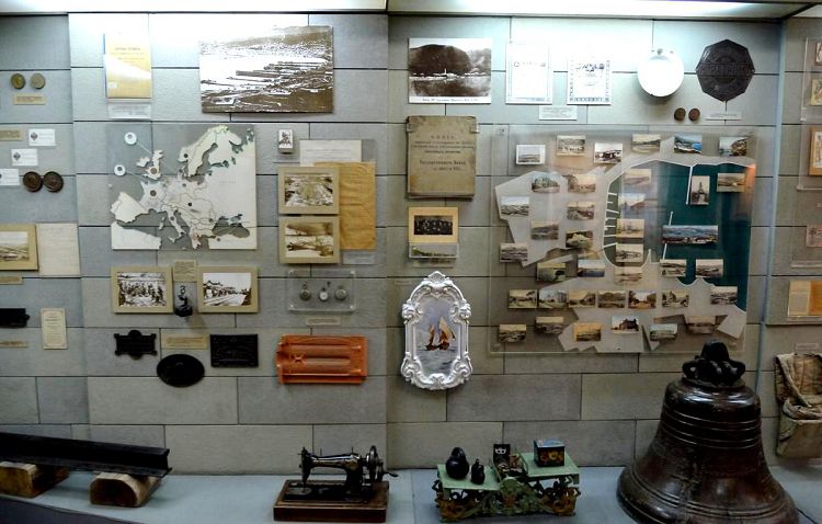 Передвигаясь от витрины к витрине можно совершить путешествия через многие столетья