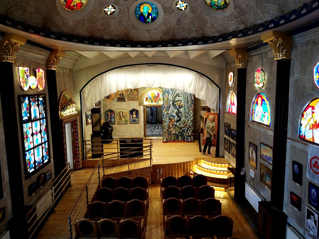 Католический зал по совместительству является концертным и выставочным залами