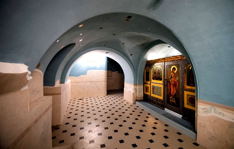 Оборудованный Пещерный храм монастыря стал его святой достопримечательностью