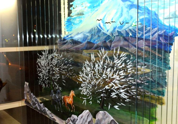 Роспись Эдельвейса на стеклах создает удивительное ощущение перспективы