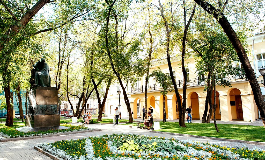 Дом, где Гоголь джил в последние годы жизни, находится в тихом уголке Москвы