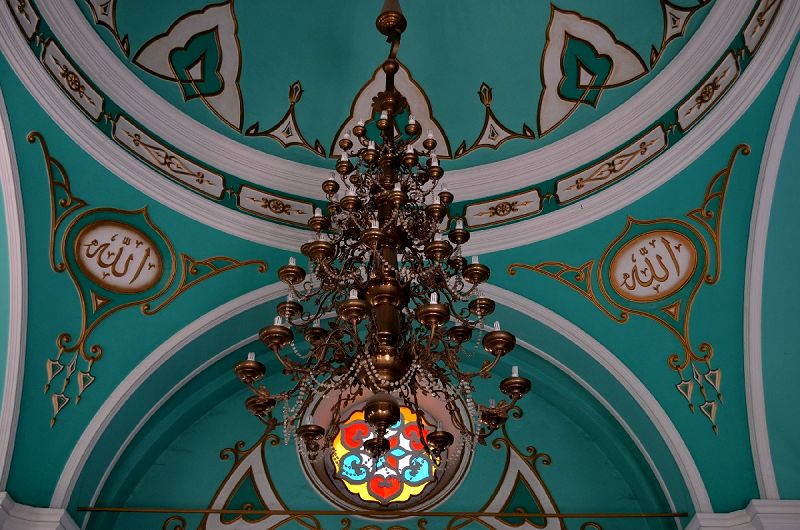 Подкупольные окна Сенной мечети украшены цветными витражами