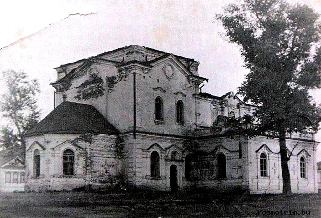 В советские годы храм стоял обезглавленный и разграбленный