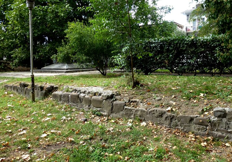 Остатки оборонительной стены форта Лазаревского и сегодня можно увидеть