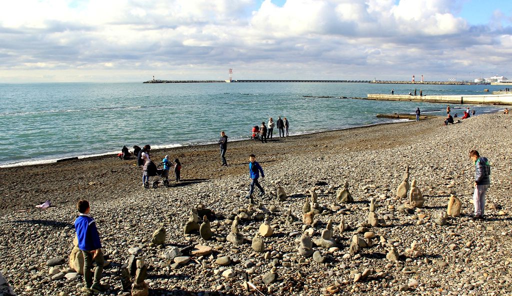 В теплые зимние дни на сочинских пляжах можно развлекаться и так!