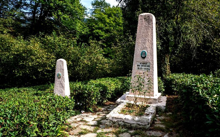 Даже надгробья И.Кошмана и его жены находятся на чайной плантации