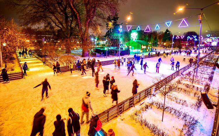 Каток в Парке Горького - одно из популярных мест зимних развлечений