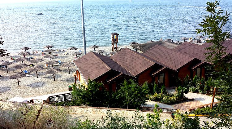 Пляж "Золотая бухта" очень комфортный, но платный галечный пляж Анапы