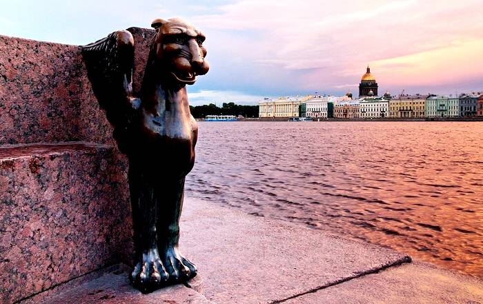 Изваяния грифонов делают данную пристань еще более уникальной