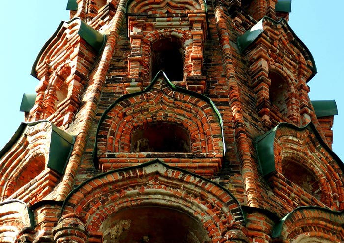 Фрагмент колокольни со слуховыми окошками