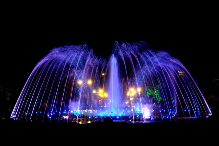 В вечернее время фонтан превращается в светомузыкальный!
