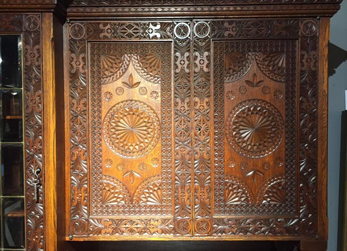 Резной буфет, выполненный по эскизам Е.Поленовой 