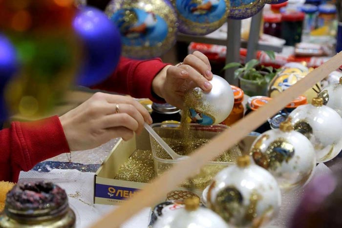 В художественном цехе Фабрики елочных игрушек "Ариэль"