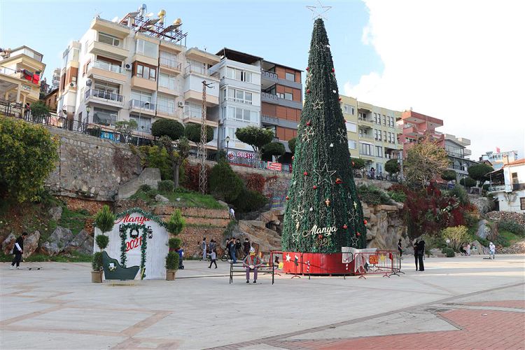 Новогодняя елка на площади Аланьи Новогодняя елка на площади Аланьи