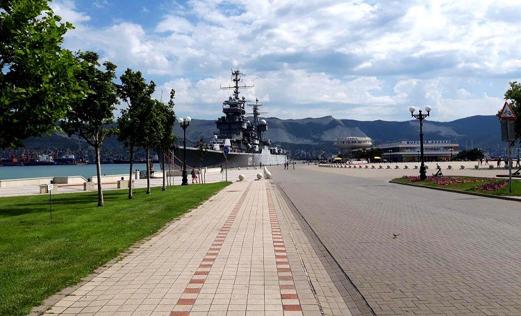 Прогулка по Набережной Серебрякова начинается обычно от Морпорта