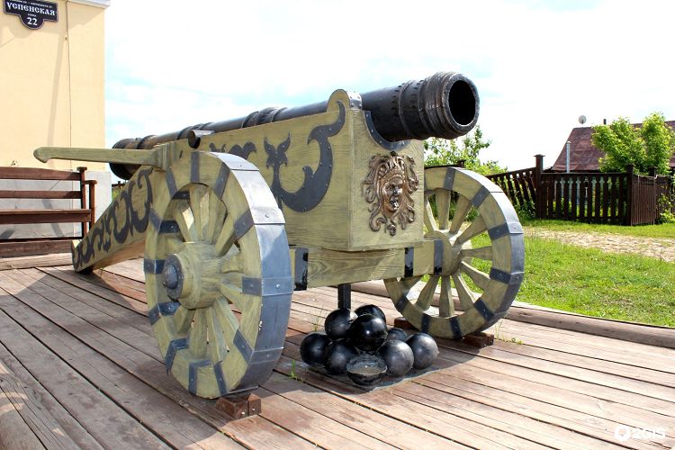 Реконструкцию пушки "Девкина голова" можно увидеть около Музея истории