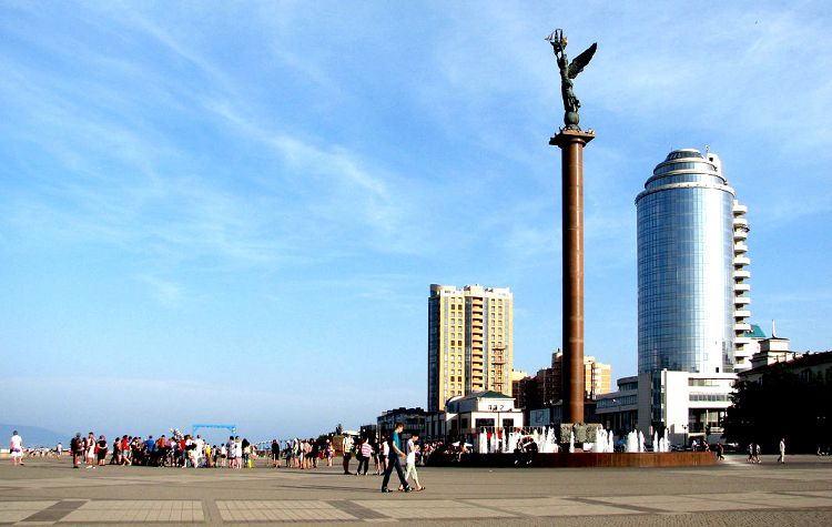 Стела "Морская слава России" является доминантой всего площадного пространства