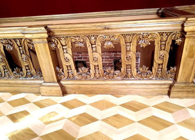 Перила лестницы второго этажа. Фрагмент