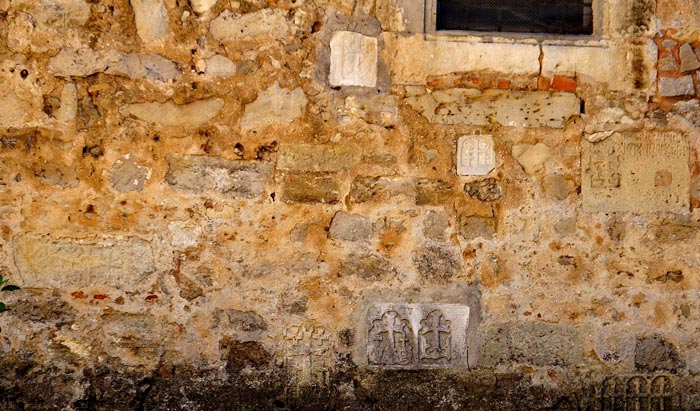 Вмонтированные в стену храма хачкары