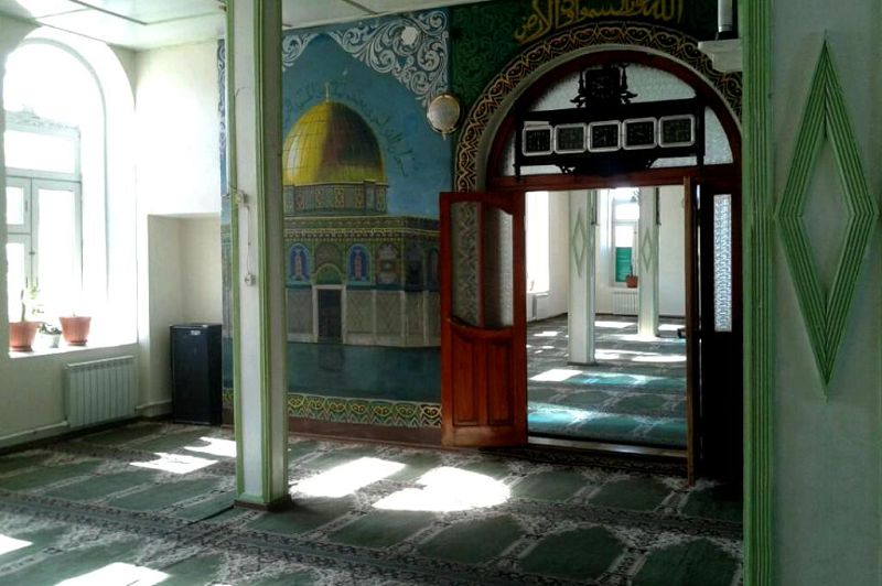 Внутри Султановской мечети светло и спокойно