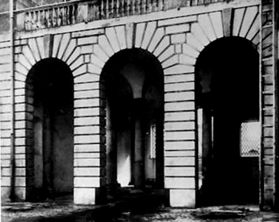 Арочный проезд во двор находился с Большого Патриаршего переулка