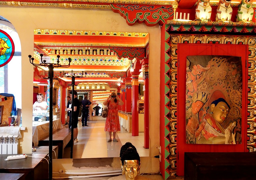 Зеркала и глянцевые потолки создают эффекты бесконечных пространств