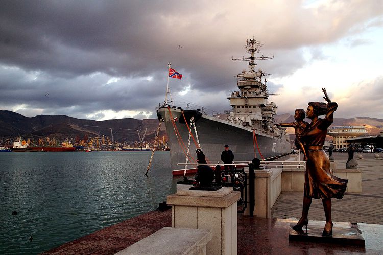 Около знаменитой "Морячки", ждущей возвращения мужа, находится Крейсер "Михаил Кутузов" Около знаменитой "Морячки", ждущей возвращения мужа, находится Крейсер "Михаил Кутузов"