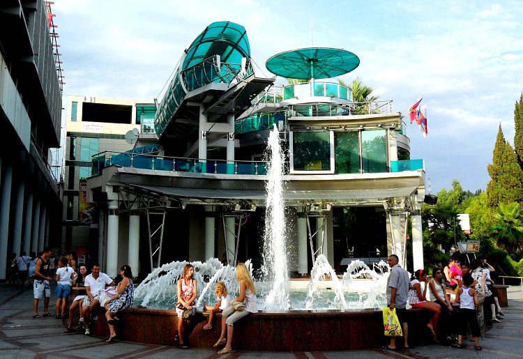 "Поющий фонтан" - одна из популярных сочинских достопримечательностей