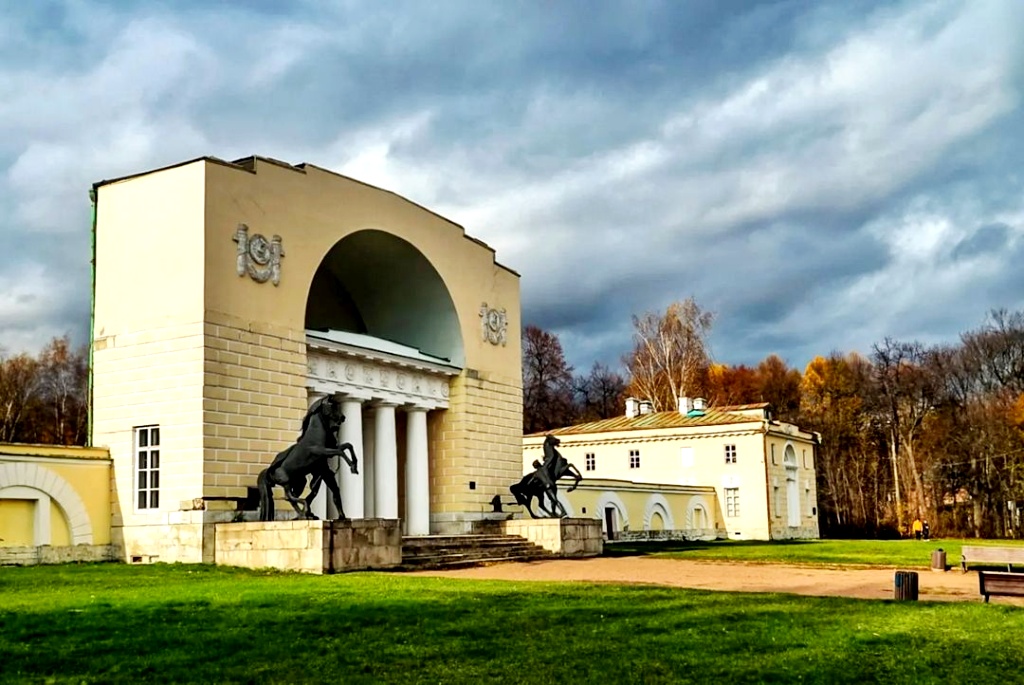 Некоторые архитектурные объекты усадьбы сохранились до наших дней