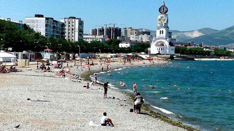 От Храма Петра и Февронии начинается пляж "Нептун" и бульвар Черняховского