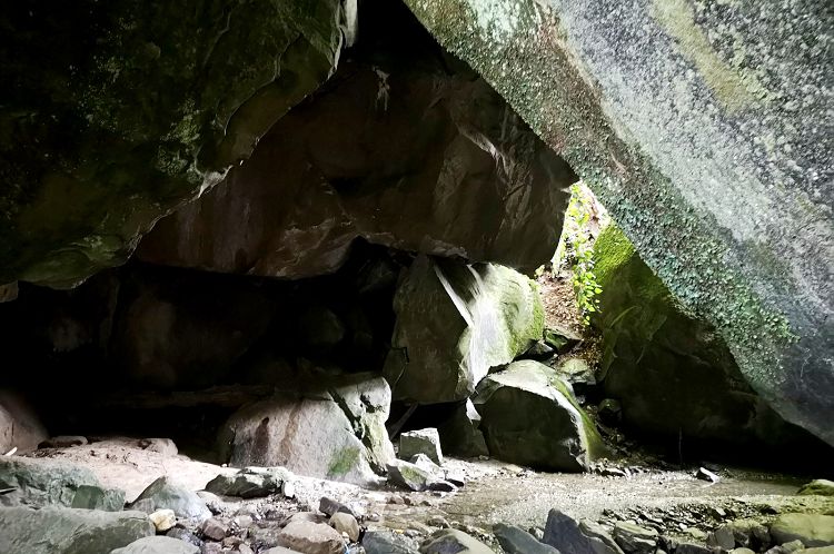 И бежит с тех пор речка Годлик между окаменевшими братьями